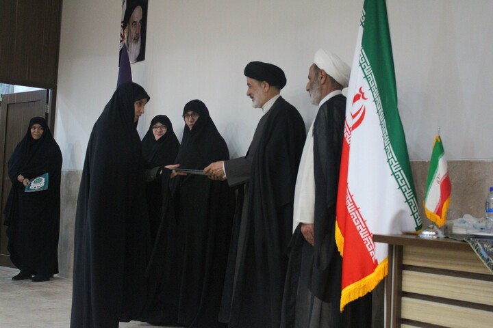 تصاویر/ مراسم تجلیل از طلاب و اساتید نخبه مدارس علمیه خواهران استان کرمان