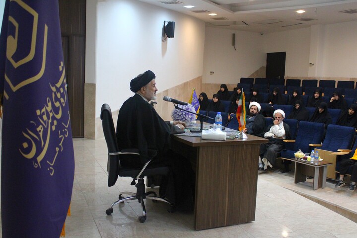 تصاویر/ مراسم تجلیل از طلاب و اساتید نخبه مدارس علمیه خواهران استان کرمان