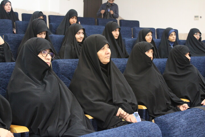 تصاویر/ مراسم تجلیل از طلاب و اساتید نخبه مدارس علمیه خواهران استان کرمان