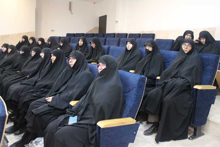 تصاویر/ مراسم تجلیل از طلاب و اساتید نخبه مدارس علمیه خواهران استان کرمان