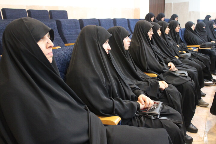 تصاویر/ مراسم تجلیل از طلاب و اساتید نخبه مدارس علمیه خواهران استان کرمان