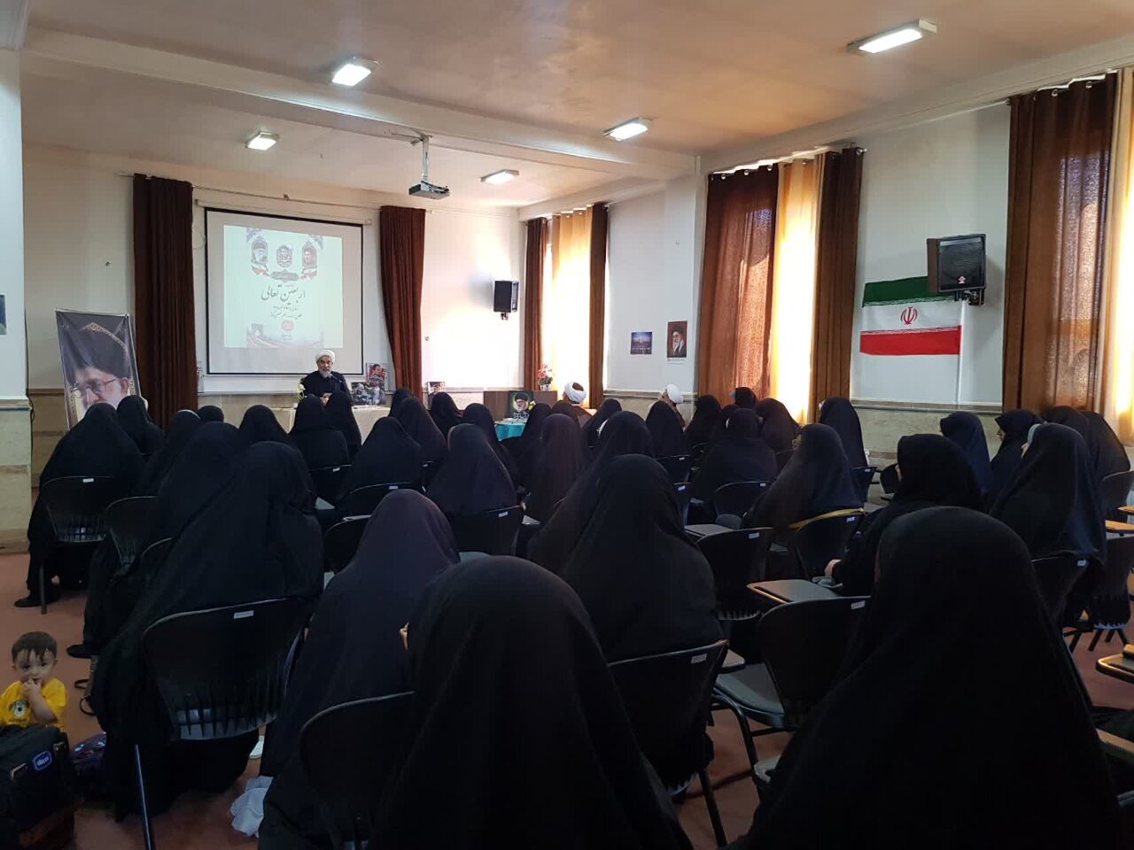 انس با قرآن و عمل به آن وظیفه اصلی طلاب است