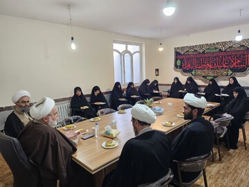 تصاویر/ دیدار نماینده ولی‌فقیه در کردستان با اساتید و کادر مدرسه علمیه خواهران حضرت فاطمه(س)  بیجار