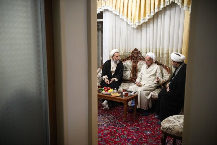 تصاویر / دیدار امام جمعه قزوین با دو تن از معمرین شهر قزوین