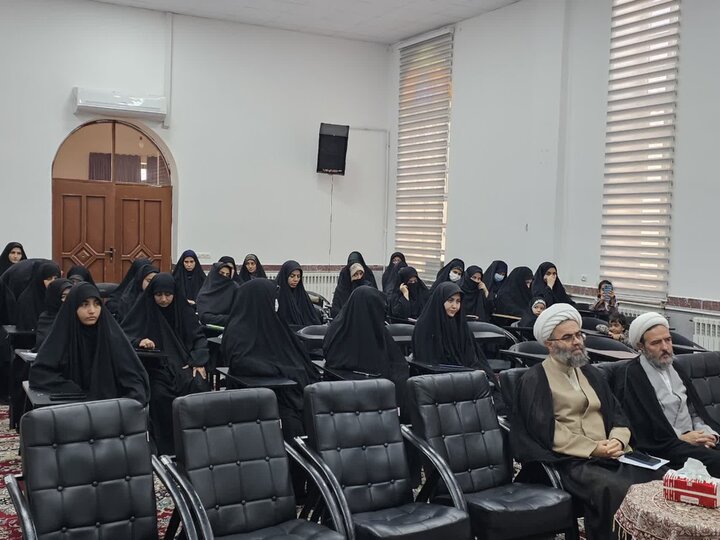 تصاویر/دیدار نماینده ولی‌فقیه در کردستان با اساتید و کادر مدرسه علمیه خواهران حضرت فاطمه(س)  بیجار