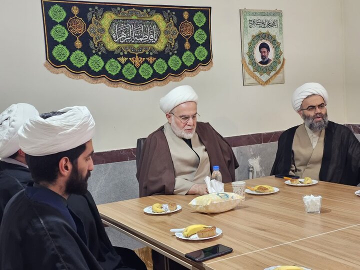 تصاویر/دیدار نماینده ولی‌فقیه در کردستان با اساتید و کادر مدرسه علمیه خواهران حضرت فاطمه(س)  بیجار