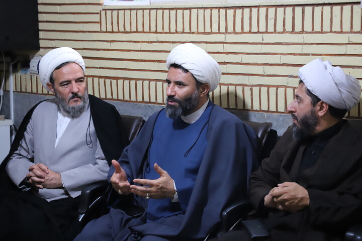 تصاویر/جلسه کادر و اساتید حوزه علمیه امام صادق (ع) بیجار با نماینده ولی فقیه در استان کردستان