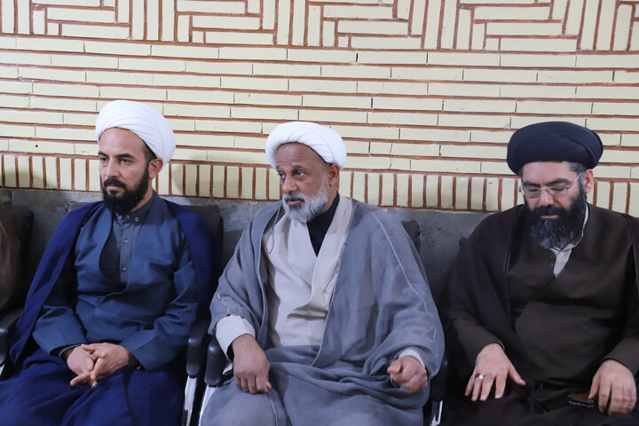 تصاویر/جلسه کادر و اساتید حوزه علمیه امام صادق (ع) بیجار با نماینده ولی فقیه در استان کردستان