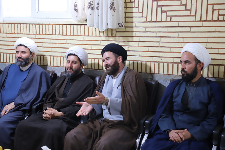 تصاویر/جلسه کادر و اساتید حوزه علمیه امام صادق (ع) بیجار با نماینده ولی فقیه در استان کردستان