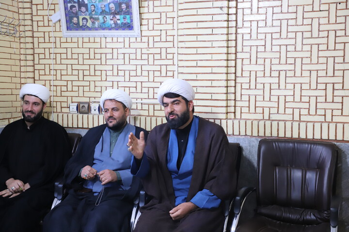 تصاویر/جلسه کادر و اساتید حوزه علمیه امام صادق (ع) بیجار با نماینده ولی فقیه در استان کردستان