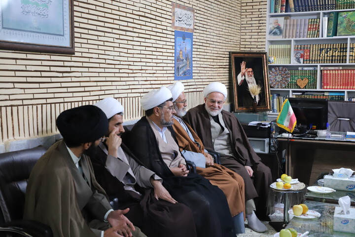 تصاویر/جلسه کادر و اساتید حوزه علمیه امام صادق (ع) بیجار با نماینده ولی فقیه در استان کردستان