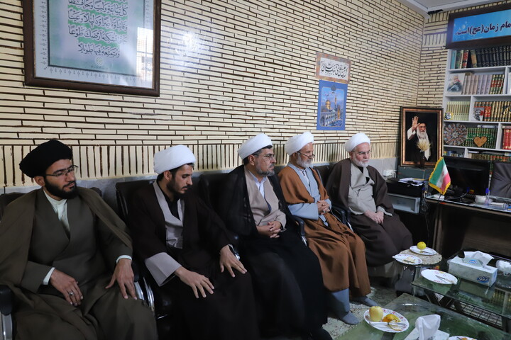 تصاویر/جلسه کادر و اساتید حوزه علمیه امام صادق (ع) بیجار با نماینده ولی فقیه در استان کردستان