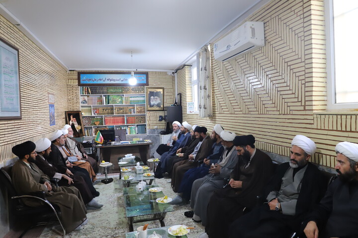 تصاویر/جلسه کادر و اساتید حوزه علمیه امام صادق (ع) بیجار با نماینده ولی فقیه در استان کردستان