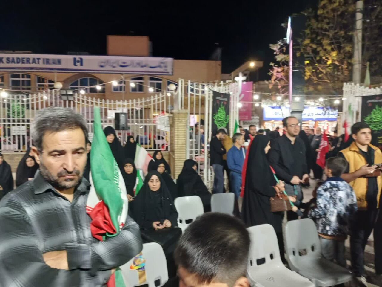 تسخیر سنگر خیابان توسط مردم در ۲۴۰ شب گذشته / نقش ممتاز بانوان در خنثی‌سازی توطئه تجزیه ایران+تصاویر