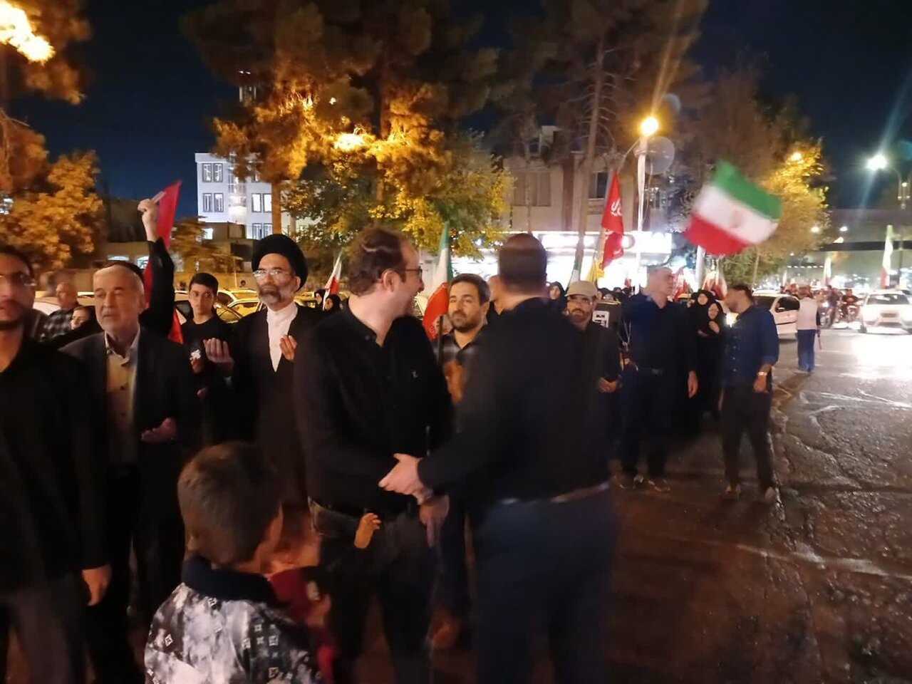 تسخیر سنگر خیابان توسط مردم در ۲۴۰ شب گذشته / نقش ممتاز بانوان در خنثی‌سازی توطئه تجزیه ایران