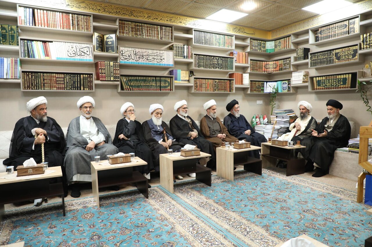 هیئتی از علما و فضلای حوزه علمیه قم با نماینده آیت الله العظمی سیستانی دیدار کرد + تصاویر