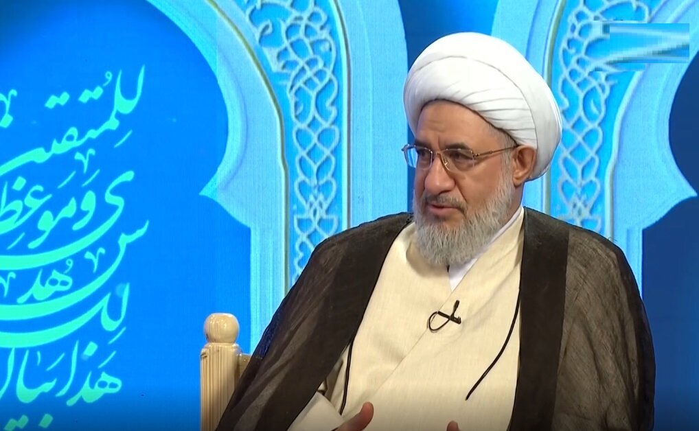 آية الله الأراكيّ يشرح أسس المجتمع الإسلاميّ المنشود: من مشروعيّة الحكومة إلى محوريّة المحبّة