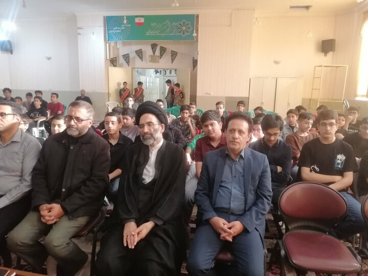 تصاویر/ حضور و سخنرانی نماینده ولی فقیه در کاشان در جمع دانش آموزان دبیرستانهای پسرانه امام جواد(ع)و شهیدبهشتی