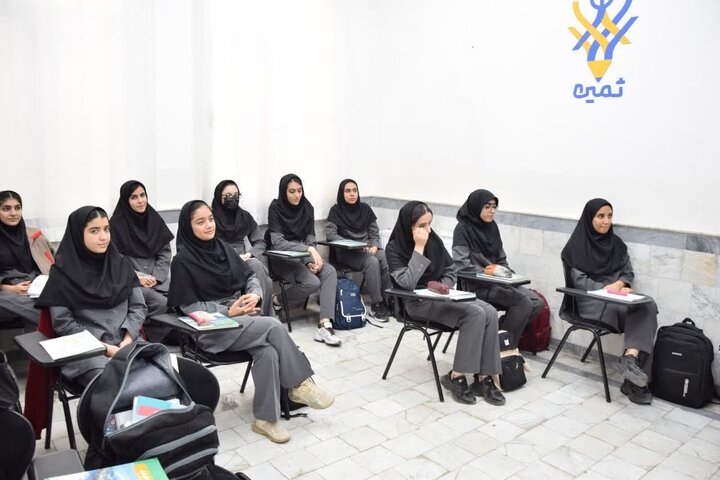 تصاویر/حضور امام جمعه آران و بیدگل، در مراسم زنگ پدافند غیرعامل دبیرستان حاج محمدشبان و حضور در مدارس مدرسه صباح و ثمین