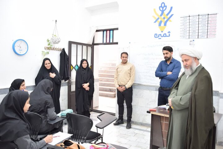 تصاویر/حضور امام جمعه آران و بیدگل، در مراسم زنگ پدافند غیرعامل دبیرستان حاج محمدشبان و حضور در مدارس مدرسه صباح و ثمین