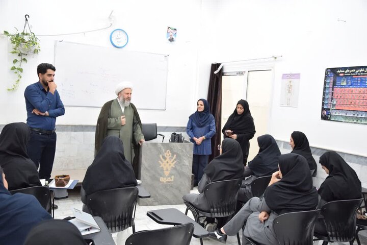 تصاویر/حضور امام جمعه آران و بیدگل، در مراسم زنگ پدافند غیرعامل دبیرستان حاج محمدشبان و حضور در مدارس مدرسه صباح و ثمین