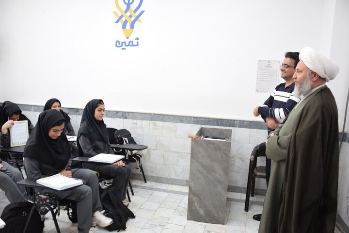 تصاویر/حضور امام جمعه آران و بیدگل، در مراسم زنگ پدافند غیرعامل دبیرستان حاج محمدشبان و حضور در مدارس مدرسه صباح و ثمین