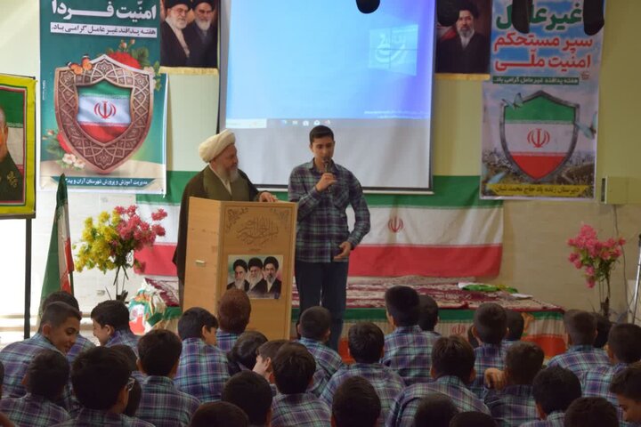 تصاویر/حضور امام جمعه آران و بیدگل، در مراسم زنگ پدافند غیرعامل دبیرستان حاج محمدشبان و حضور در مدارس مدرسه صباح و ثمین