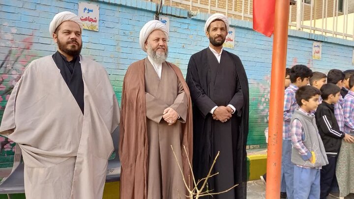 تصاویر/حضور امام جمعه آران و بیدگل، در مراسم زنگ پدافند غیرعامل دبیرستان حاج محمدشبان و حضور در مدارس مدرسه صباح و ثمین
