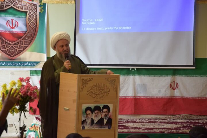 تصاویر/حضور امام جمعه آران و بیدگل، در مراسم زنگ پدافند غیرعامل دبیرستان حاج محمدشبان و حضور در مدارس مدرسه صباح و ثمین