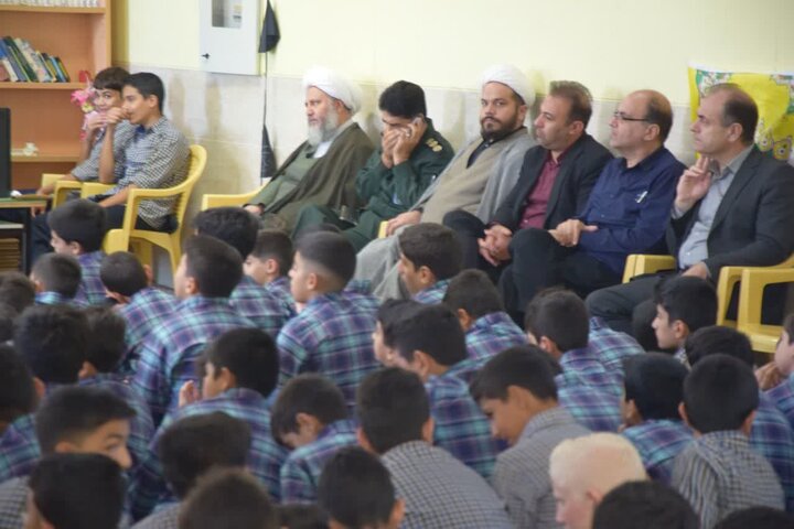 تصاویر/حضور امام جمعه آران و بیدگل، در مراسم زنگ پدافند غیرعامل دبیرستان حاج محمدشبان و حضور در مدارس مدرسه صباح و ثمین