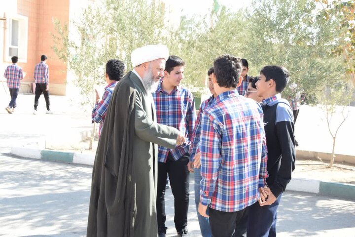 تصاویر/حضور امام جمعه آران و بیدگل، در مراسم زنگ پدافند غیرعامل دبیرستان حاج محمدشبان و حضور در مدارس مدرسه صباح و ثمین