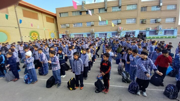 تصاویر/حضور امام جمعه آران و بیدگل، در مراسم زنگ پدافند غیرعامل دبیرستان حاج محمدشبان و حضور در مدارس مدرسه صباح و ثمین