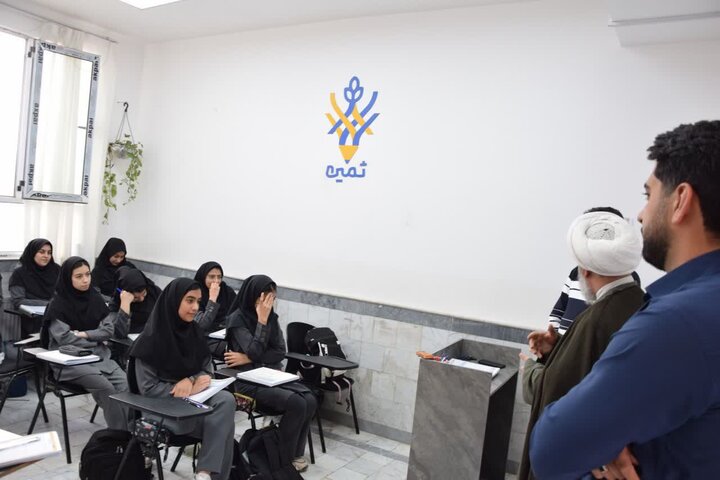 تصاویر/حضور امام جمعه آران و بیدگل، در مراسم زنگ پدافند غیرعامل دبیرستان حاج محمدشبان و حضور در مدارس مدرسه صباح و ثمین