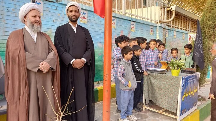 تصاویر/حضور امام جمعه آران و بیدگل، در مراسم زنگ پدافند غیرعامل دبیرستان حاج محمدشبان و حضور در مدارس مدرسه صباح و ثمین