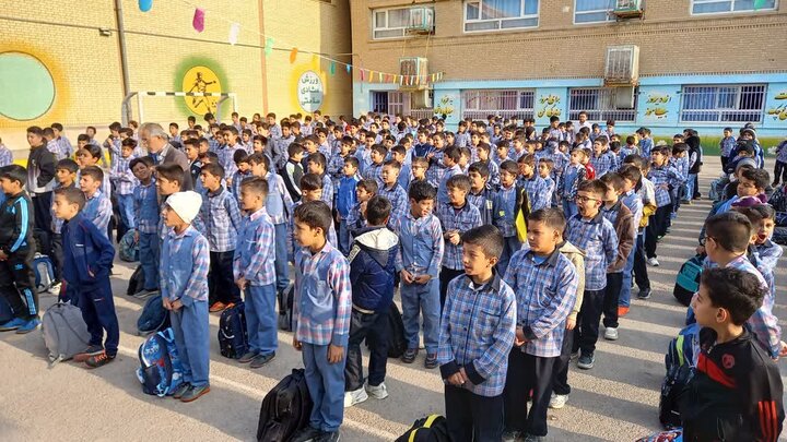 تصاویر/حضور امام جمعه آران و بیدگل، در مراسم زنگ پدافند غیرعامل دبیرستان حاج محمدشبان و حضور در مدارس مدرسه صباح و ثمین