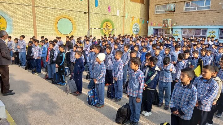 تصاویر/حضور امام جمعه آران و بیدگل، در مراسم زنگ پدافند غیرعامل دبیرستان حاج محمدشبان و حضور در مدارس مدرسه صباح و ثمین