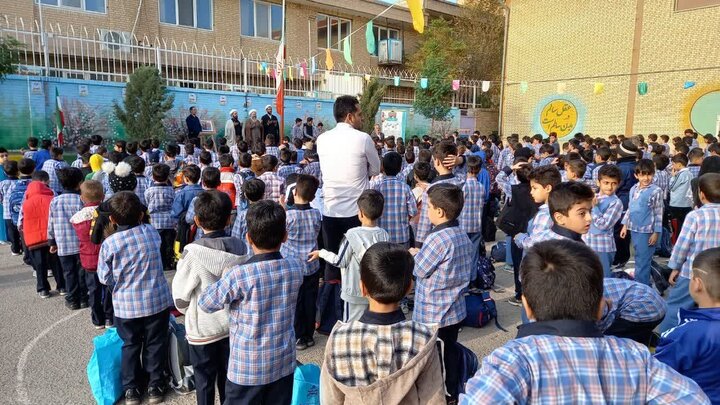 تصاویر/حضور امام جمعه آران و بیدگل، در مراسم زنگ پدافند غیرعامل دبیرستان حاج محمدشبان و حضور در مدارس مدرسه صباح و ثمین