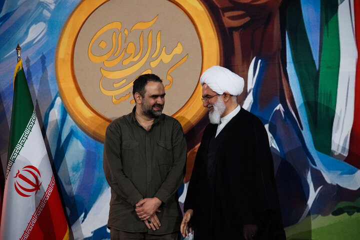 تصاویر/ تجلیل از مدال‌آوران المپیادهای علمی و قهرمانان ورزشی در کشوردوست
