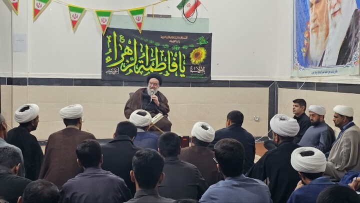 تصاویر/  چهارمین جلسه از سلسله جلسات درس اخلاق در مدرسه علمیه امیرالمومنین (ع) رودبارجنوب