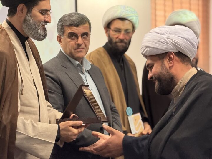 تصاویر/ تقدیر و تجلیل از برترین های پژوهشی مدرسه علمیه آستانه اشرفیه
