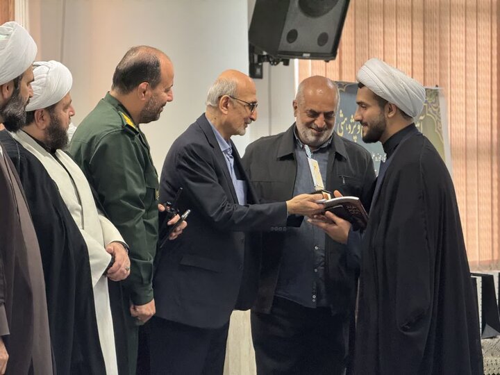 تصاویر/ تقدیر و تجلیل از برترین های پژوهشی مدرسه علمیه آستانه اشرفیه
