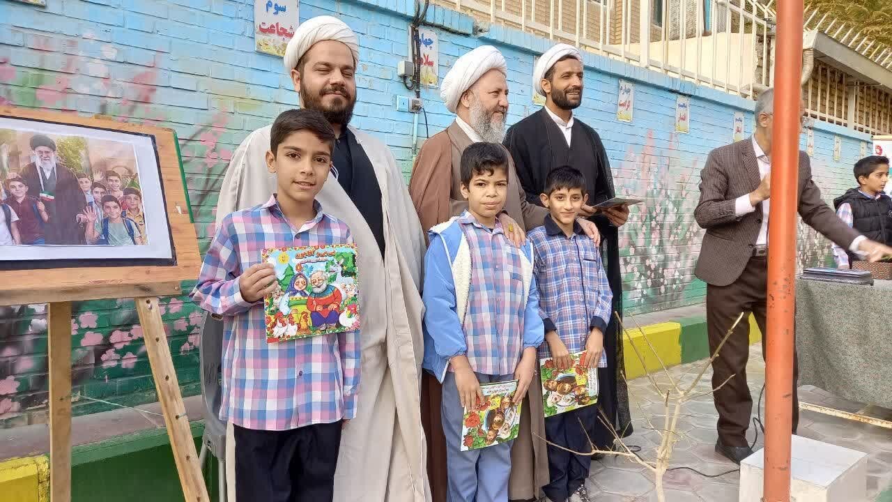 تصاویر/ حضور امام جمعه آران و بیدگل، در مراسم زنگ پدافند غیرعامل دبیرستان حاج محمدشبان و حضور در مدارس مدرسه صباح و ثمین