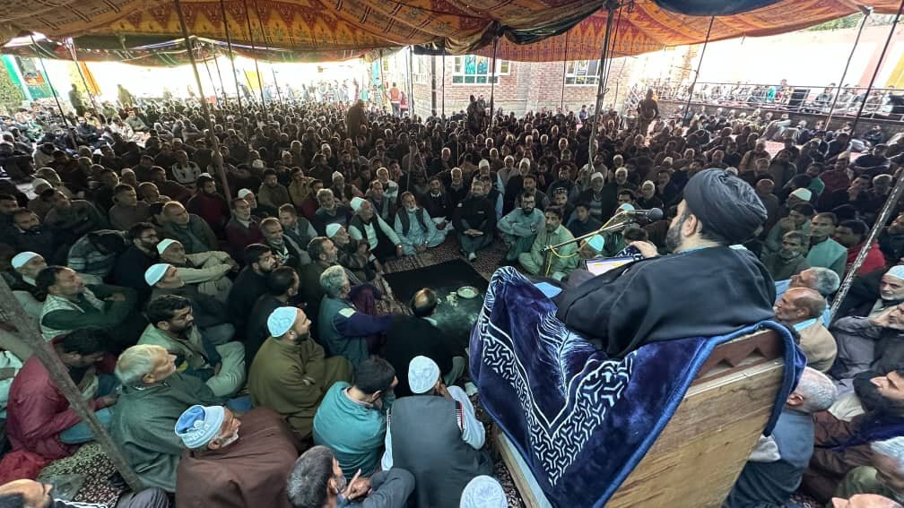 میرگنڈ میں سالانہ مجلسِ عزاء: مولانا مجتبیٰ موسوی نے سیرتِ حضرت فاطمہ زہراء (س) کے مختلف پہلوؤں کو اُجاگر کیا