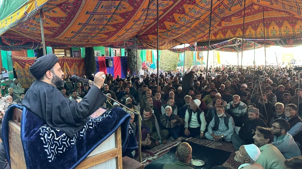 میرگنڈ میں سالانہ مجلسِ عزاء: آغا مجتبیٰ موسوی نے سیرتِ حضرت فاطمہ زہراء (س) کے مختلف پہلوؤں کو اُجاگر کیا