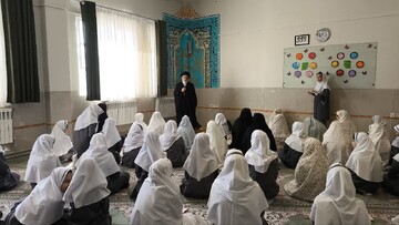حضور و سخنرانی امام جمعه نطنز در جمع دانش‌آموزان دبستان دخترانه شهیدان تقی‌زاده+تصاویر