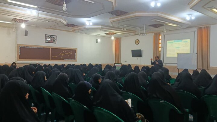 تصاویر/ کارگاه هفتگی مدرسه علمیه حضرت زینب(س) کرمان