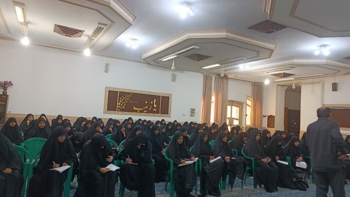 تصاویر/ کارگاه هفتگی مدرسه علمیه حضرت زینب(س) کرمان