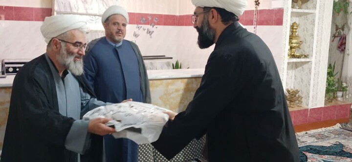 تصاویر / تجلیل امام جمعه نهاوند از روحانیون مستقر در روستاها