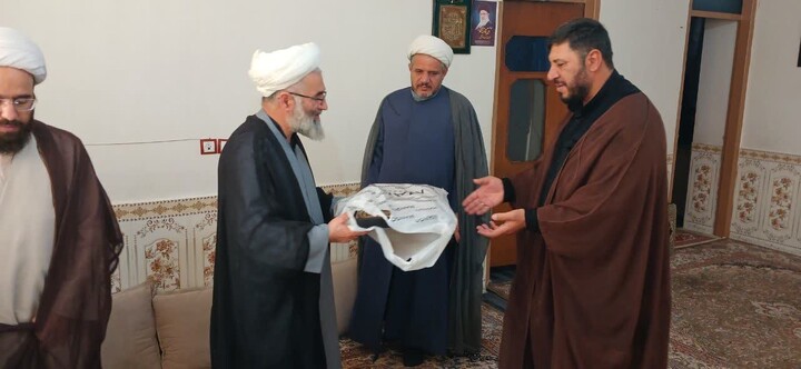 تصاویر / تجلیل امام جمعه نهاوند از روحانیون مستقر در روستاها