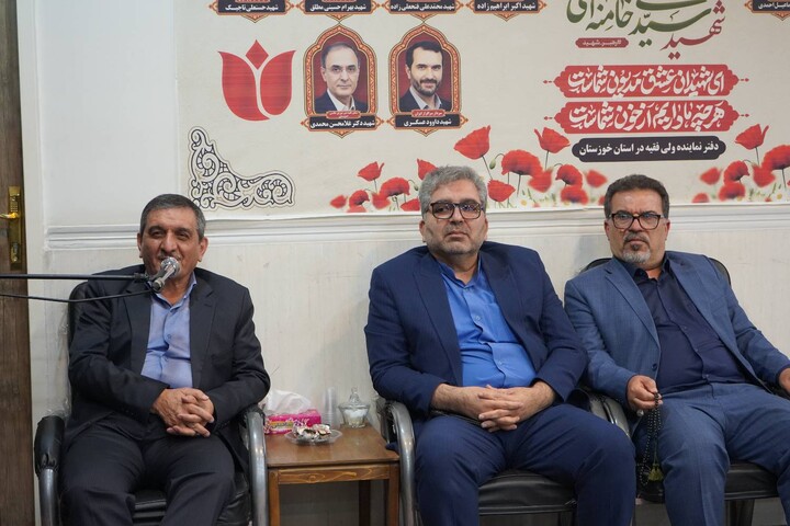 دیدار مدیران سازمان منطقه آزاد اروند با نماینده ولی فقیه در خوزستان